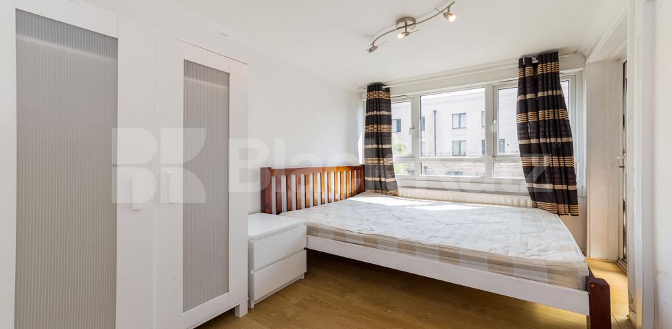 			LARGE 4 BED WITH ROOF TERRACE!, 4 Bedroom, 1 bath, 1 reception Flat			 Shalfleet Drive, Ladbroke Grove